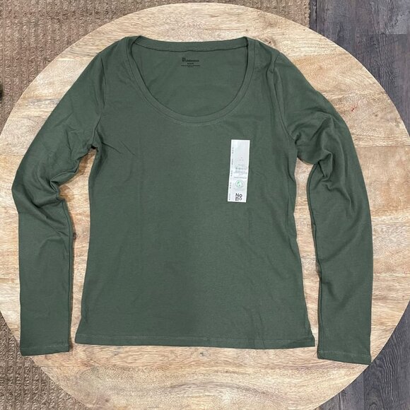 5/$20 NEW M Women's Green Scoop Neck Tee - Picture 1 of 3